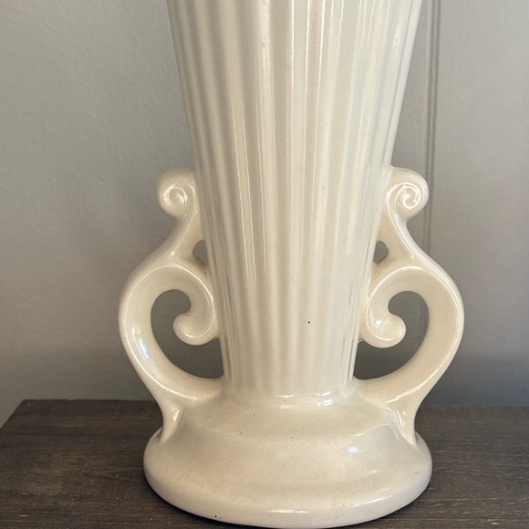Rumrill 1930's Vintage Cream Vase with Art Deco Scroll Handles - Picture 8 of 8
